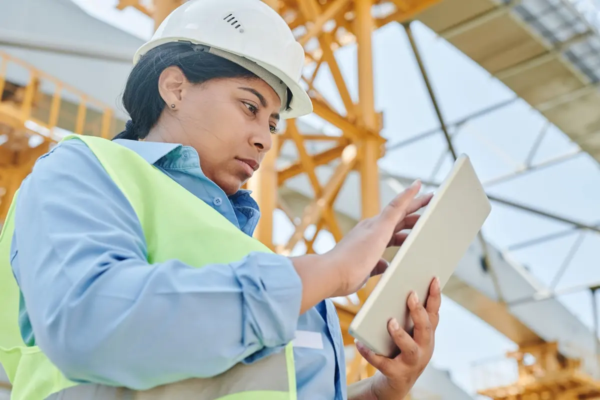 Artisan consultant des demandes de chantier sur l'application ProxiChantier